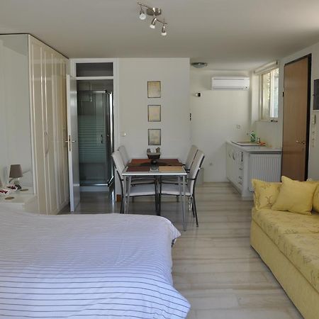 Cosy Studio With Garden / Individual Apartment Athén Kültér fotó